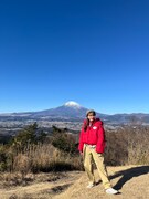 富士山をバックにした百田夏菜子。