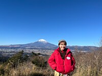 富士山をバックにした百田夏菜子。