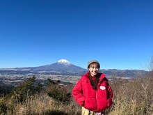 富士山をバックにした百田夏菜子。
