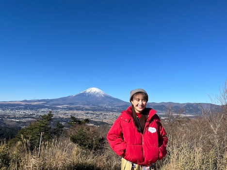 富士山をバックにした百田夏菜子。