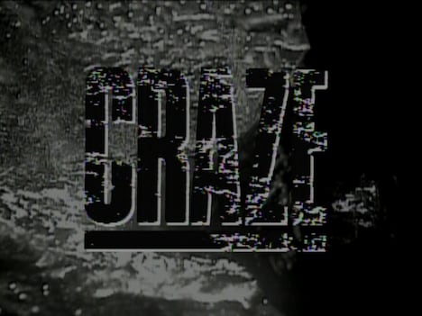 CRAZE「NAKED BLUE」ミュージックビデオのワンシーン。