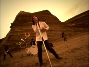 CRAZE「to me, to you」ミュージックビデオのワンシーン。