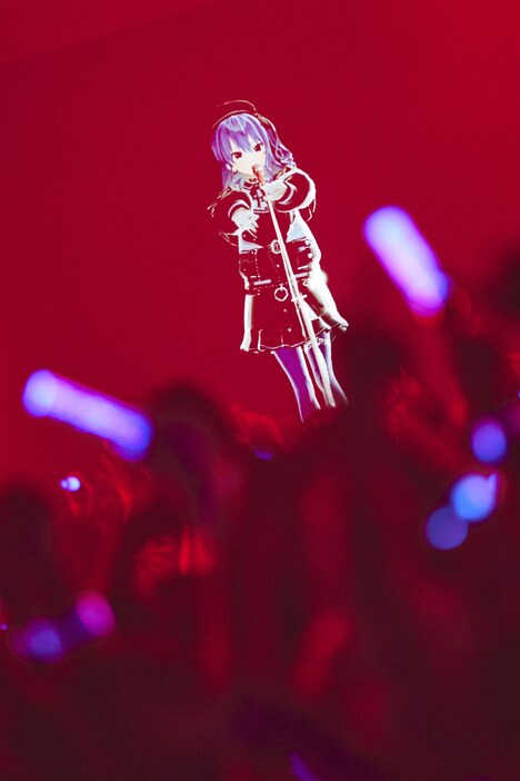 「SOS」を歌い踊る星街すいせい。（撮影：鳥居洋介）(c)VIA / TOY'S FACTORY (c)2016 COVER Corp.