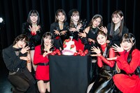 7周年ケーキを囲むつばきファクトリー。