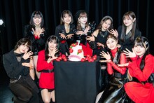 7周年ケーキを囲むつばきファクトリー。