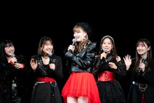 初期メンバーの秋山眞緒、小野瑞歩、新沼希空、谷本安美、小野田紗栞（左から）。