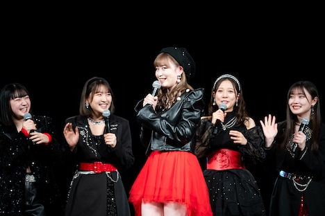 初期メンバーの秋山眞緒、小野瑞歩、新沼希空、谷本安美、小野田紗栞(左から)。