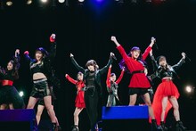 「Power Flower ～今こそ一丸となれ～」を披露するつばきファクトリー。