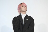 観客を見つめる佐久間大介。