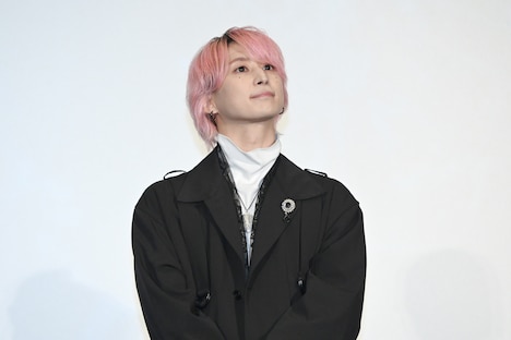 観客を見つめる佐久間大介。