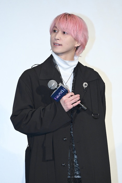 舞台挨拶中、誰よりもトークを盛り上げようとする佐久間大介。