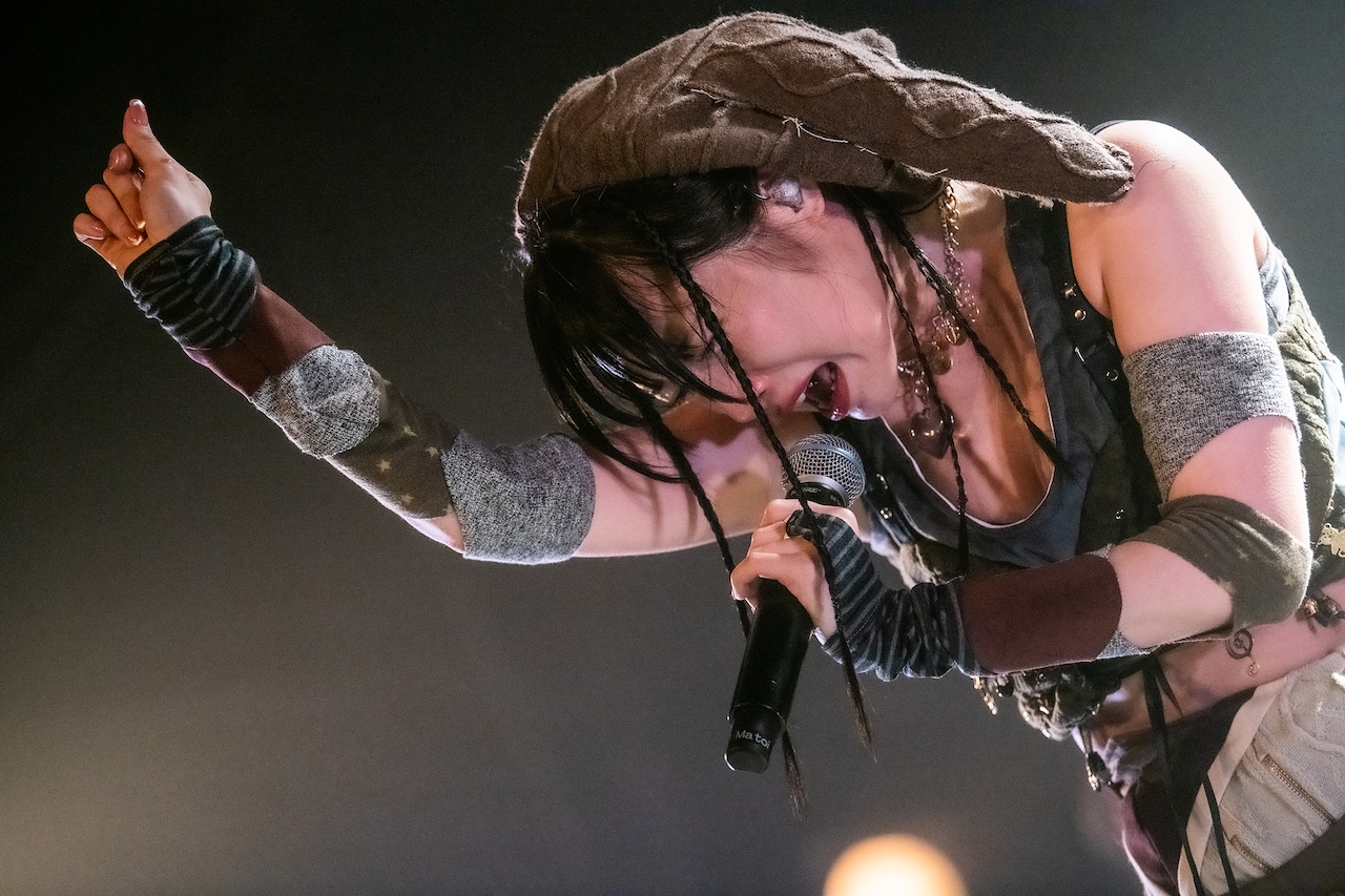 熱唱する汐見まとい。 - yosugala、デビューの地LIQUIDROOMを超満員に