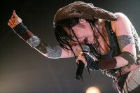 熱唱する汐見まとい。