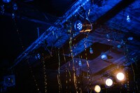 天井に絡まった金テープ。