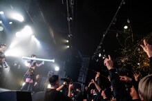 バズーカ砲で金テープを放つyosugala。