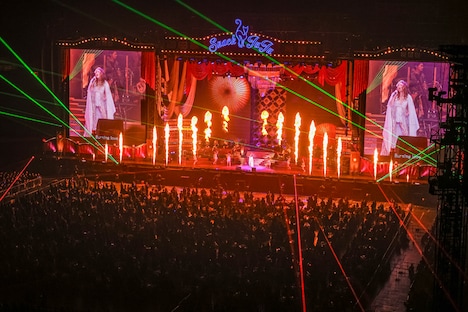 「ソニー銀行 presents -ジュジュ苑スーパーライブ- スナックJUJU 東京ドーム店 ～ママがJUJU20周年を盛大にお祝い!! 一夜限りの大人の歌謡祭～」の様子。