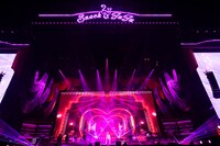 「ソニー銀行 presents -ジュジュ苑スーパーライブ- スナックJUJU 東京ドーム店 ～ママがJUJU20周年を盛大にお祝い!! 一夜限りの大人の歌謡祭～」の様子。