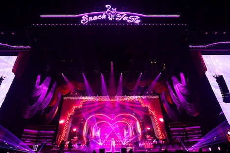 「ソニー銀行 presents -ジュジュ苑スーパーライブ- スナックJUJU 東京ドーム店 ～ママがJUJU20周年を盛大にお祝い!! 一夜限りの大人の歌謡祭～」の様子。