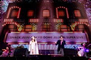 左からJUJU、鈴木雅之。