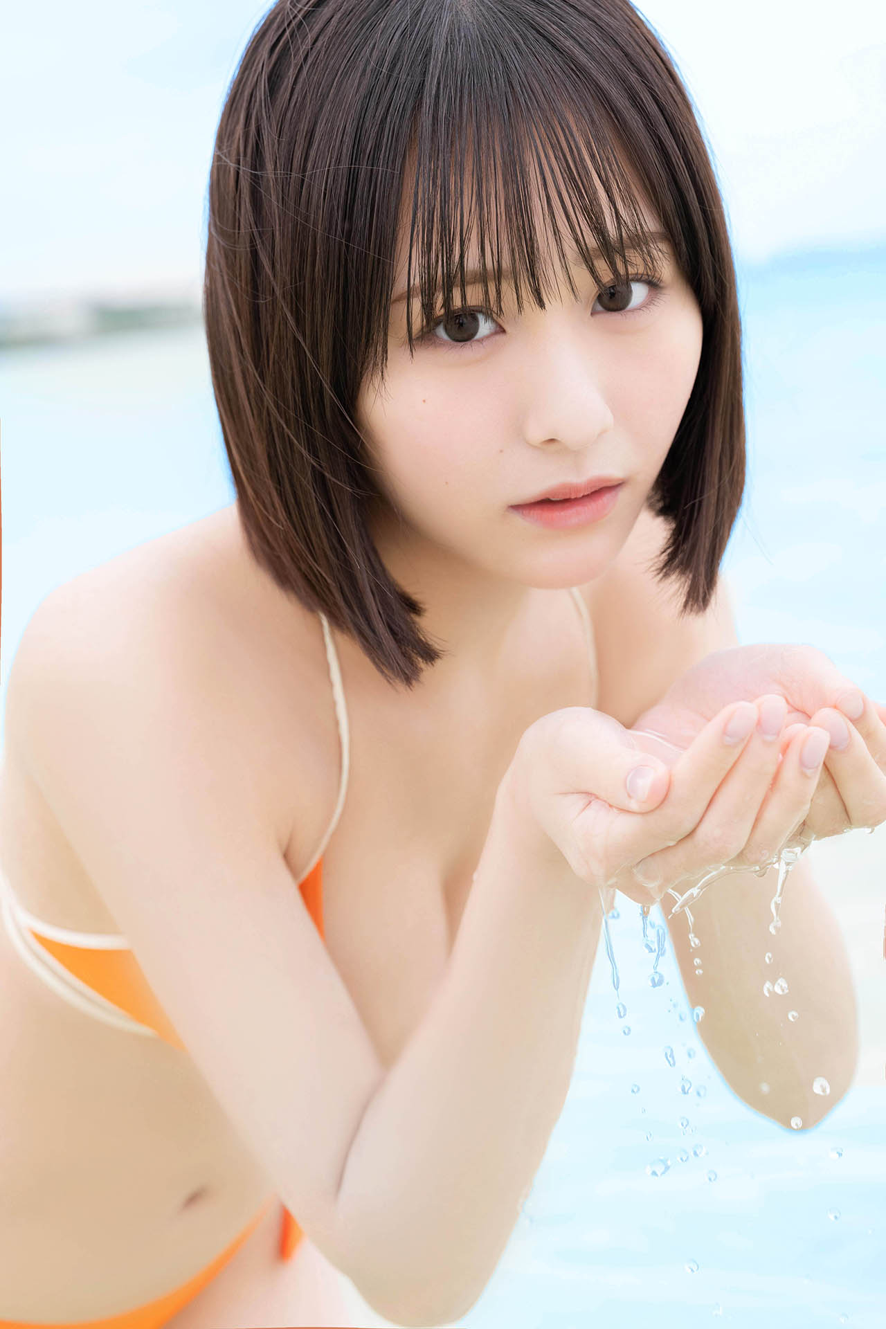 尾木波菜（≠ME）の1st写真集より。