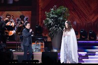 左から小田和正、JUJU。