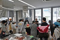 「極上のベンガル鯉カレー料理教室」の様子。