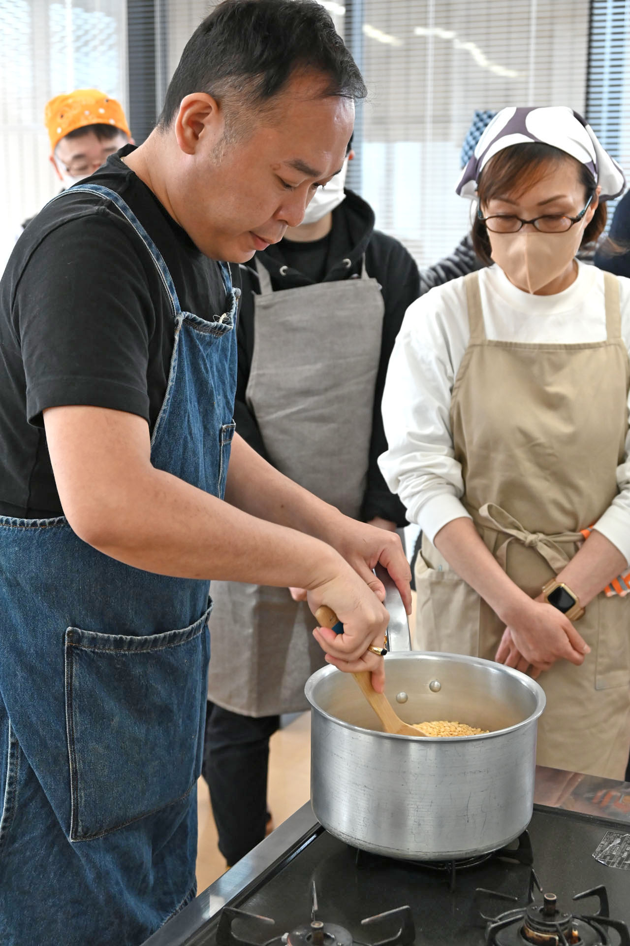 豆を煎る石濱匡雄。