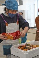 鯉の切り身にターメリックをまぶすU-zhaan。