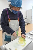 キャベツを切るU-zhaan。