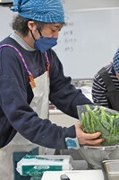 冬花衣を取り出すU-zhaan。