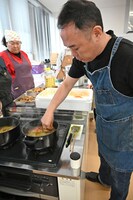 鯉を揚げる石濱匡雄。