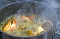 素揚げされる鯉の頭。