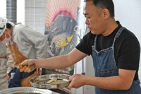 スパイスの解説をする石濱匡雄。