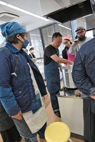 「極上のベンガル鯉カレー料理教室」の様子。