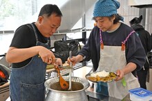 郡山のイベントで鯉のカレーを作るU-zhaanと石濱匡雄。