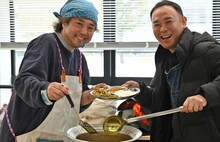 郡山のイベントで鯉のカレーを作るU-zhaanと石濱匡雄。