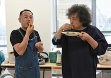 鯉のカレーを食べる石濱匡雄とU-zhaan。