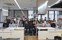 「極上のベンガル鯉カレー料理教室」参加者たち。