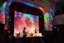 石濱匡雄とU-zhaanによるインド古典音楽ライブの様子。