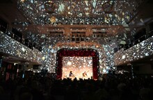 石濱匡雄とU-zhaanによるインド古典音楽ライブの様子。