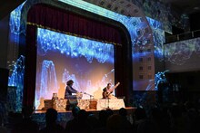 石濱匡雄とU-zhaanによるインド古典音楽ライブの様子。