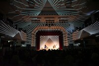 石濱匡雄とU-zhaanによるインド古典音楽ライブの様子。