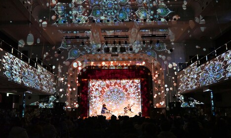 石濱匡雄とU-zhaanによるインド古典音楽ライブの様子。