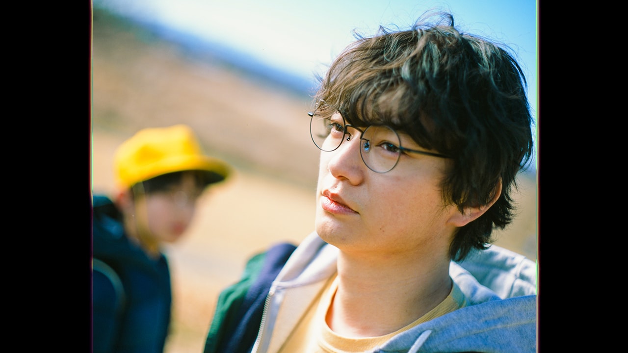 Vaundy監督のミュージックビデオで染谷将太がタイムトラベル