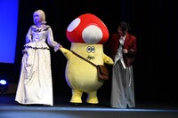 イソベやんをエスコートしながら登場したあのと幾田りら。