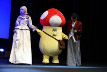 イソベやんをエスコートしながら登場したあのと幾田りら。