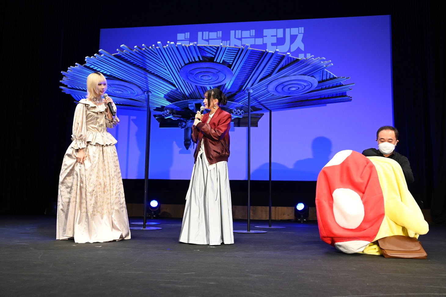 イソベやんから何かが出てくるのを待つあのと幾田りら。