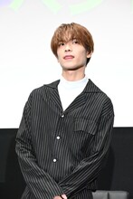 舌を出す高橋恭平（なにわ男子）。