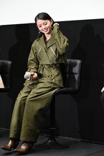 髪をかきあげる齋藤飛鳥。