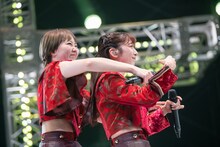 安本彩花（左）と真山りか（右）。